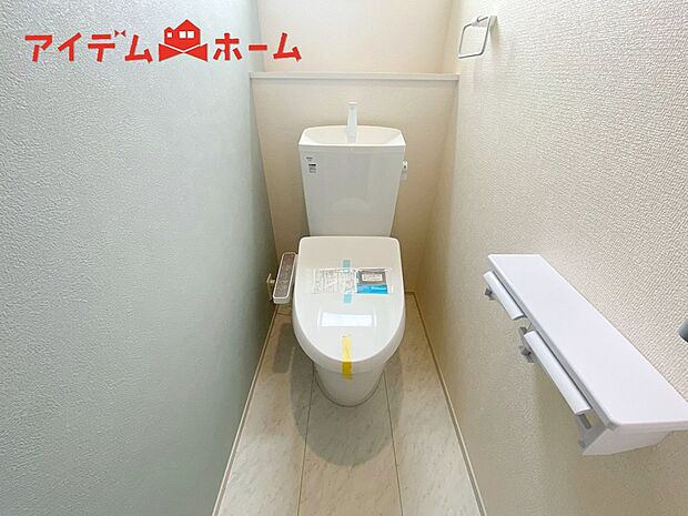 【２号棟　トイレ】温水での洗浄機能がついておりますので、
清潔かつ衛生面も安心です。
