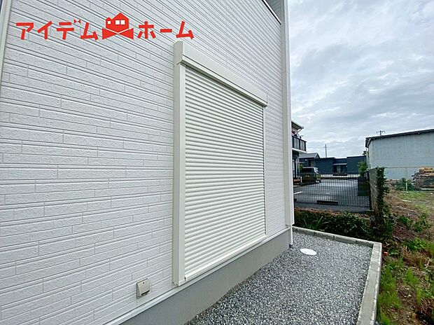 【２号棟　防犯シャッター】防犯、防災の両方で安心のシャッター付。簡単に開閉が可能です。
夏は日を防ぎ、冬はあたたかさをキープします。台風対策にも役立ちます。
