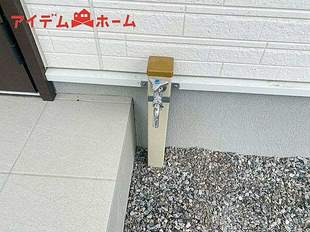【２号棟　立水栓】ガーデニングや洗車に便利な立水栓付き。
外で汚れてしまった靴や服の汚れも家に入る前にきれいにできます。
