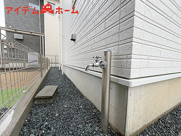 【1号棟 立水栓】ガーデニングや洗車に便利な立水栓付き。
外で汚れてしまった靴や服の汚れも家に入る前にきれいにできます。