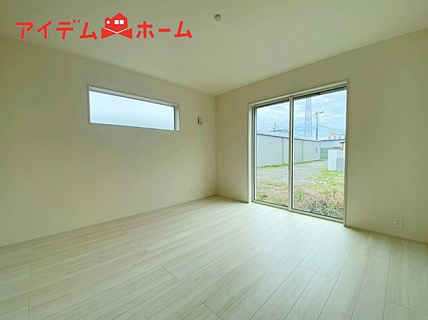 【２号棟　リビング】大きく開いた窓からは、明るい陽射しが射し込みます。
爽やかな風が吹き抜ける心地良いリビングには、
自然と家族が集まります。
