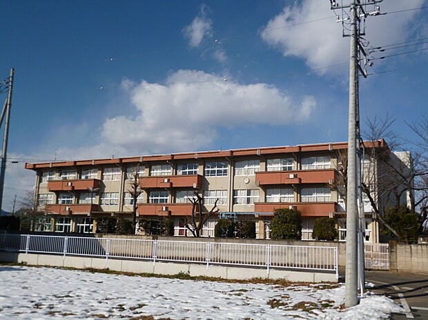勝山小学校まで徒歩約2分。毎日の通学も安心です。