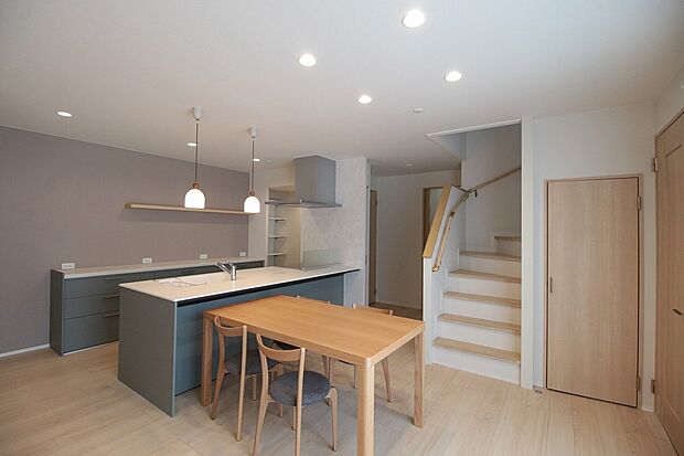 【10号棟】お料理中も会話が弾むダイニングキッチン