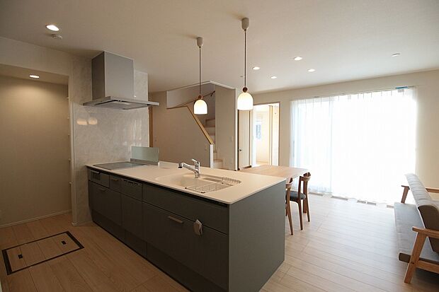 【10号棟】明るいオープンキッチン