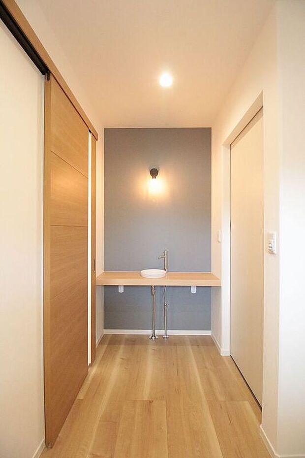 【【2-50号棟】玄関洗面】帰宅後にすぐに手洗いできるので衛生的です