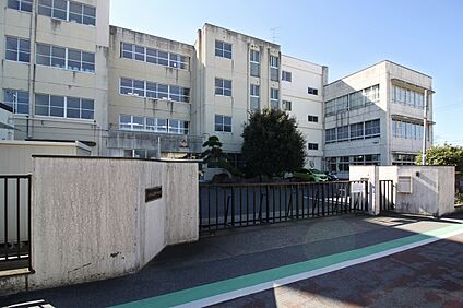 新町中学校 630ｍ(徒歩8分)