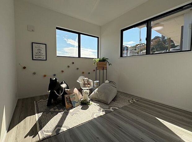 【★お子様のお部屋にも◎★】採光良好で明るい洋室。 収納スペースがございますので、子供部屋としてもご使用いただけます♪