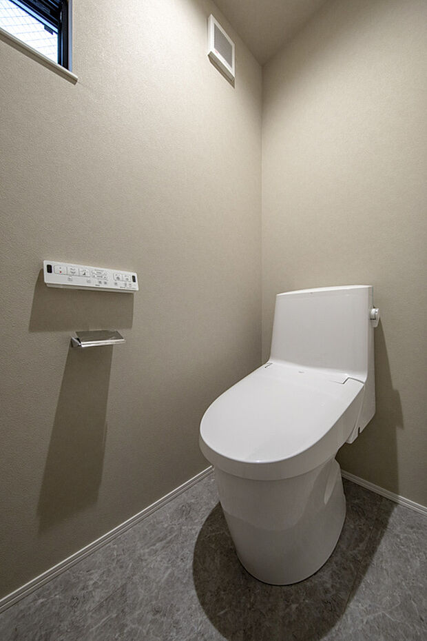 【トイレ】1階と2階の各階にトイレがございますので、忙しい朝や深夜でもも安心！温水洗浄便座付きの高機能トイレです。