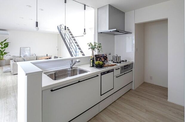 【機能性◎オシャレなキッチン】家族との会話も楽しみながらキッチンでの作業も可能。食器洗洗浄機はたくさんの食器を一気に洗うことができ、寒い冬にも嬉しいポイント★