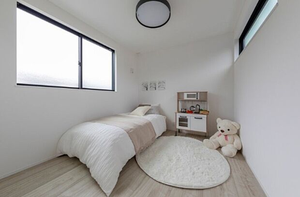 【大きな窓のある洋室】お子様のお部屋としてもピッタリな洋室。窓から入る光で勉強や作業スペースにも◎