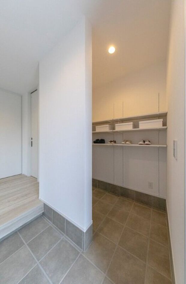 【玄関も広々空間に!】シューズインクローゼットは家族の靴をすっきり収納できる頼れる存在。可動棚付きでブーツやスニーカーもきれいに収まり、玄関をいつでも美しく保てます。