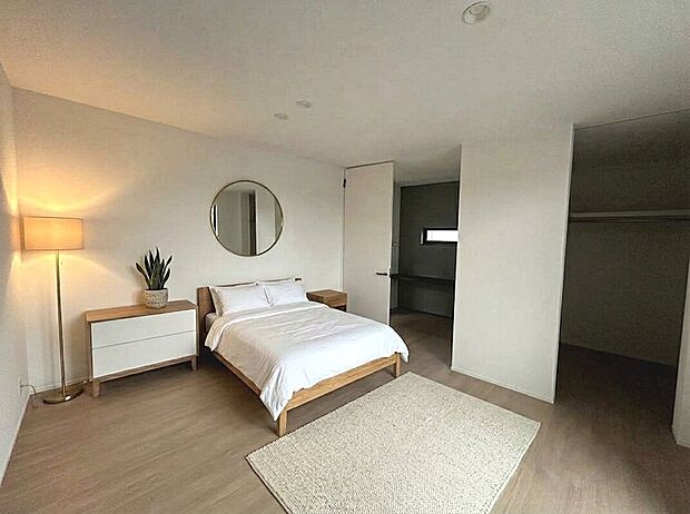 【洋室】■洋室■使用用途多彩なDENとWICがあり、かさばる洋服もすっきり収納できて便利です♪※掲載の家具・小物は生成イメージで、実際の設置状況と異なります。