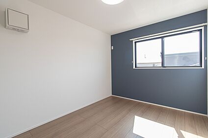 アクセントクロスが映える洋室