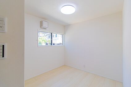 シンプルで落ち着きのある洋室