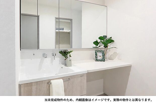 【朝の支度も快適な広々洗面台】通常より広めのカウンター設計。横幅にゆとりがあり、忙しい時間帯の身支度もストレスなく行えます。