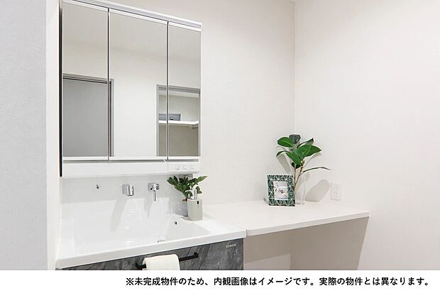 【おおきめの使いやすい洗面台】通常より広めの設計。脱衣室と分かれているので、誰かの入浴中も気兼ねなく使えて便利です。