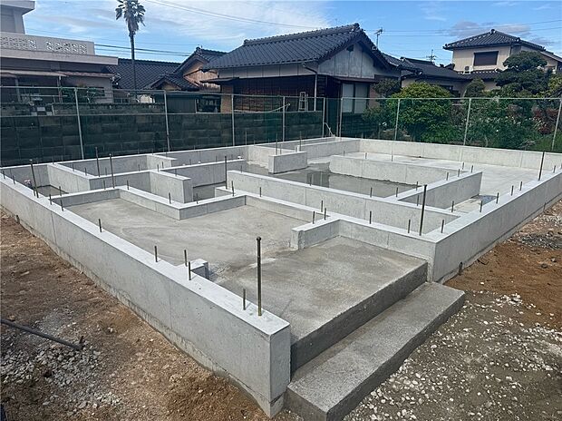 【ベタ基礎構造】安定感と耐久性に優れたベタ基礎を採用。地震や不同沈下に強く、安心して長く住める住まいを支えます。