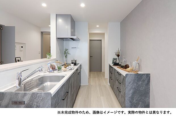 【食器や調理家電をスッキリ収納できるカップボード】大容量のカップボードを標準完備。食器や家電を美しく仕舞えて、生活感を隠した綺麗な空間を保てます。