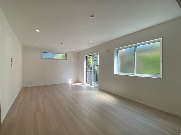 【LDK】みんなが集まるLDKには床暖房も設置済。冬も快適に過ごせます。