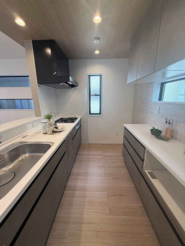 【キッチン】キッチン：家族との会話を楽しみながら料理ができるキッチン。毎日の家事が少し楽しくなる場所。