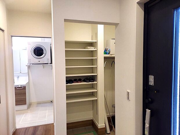 【幹太くん(ガス仕様)&シューズクローク】今人気の『幹太くん』プロの仕上がり。 大容量のシューズクローク。土間仕上げなので濡れたものも収納でき 収納アイテムを選びません。