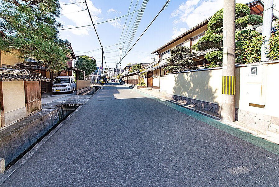 【現地周辺道路】
自然豊かで趣ある街並みが続くこの地は永住に相応しいです。ぜひこだわりの邸を叶えてください。