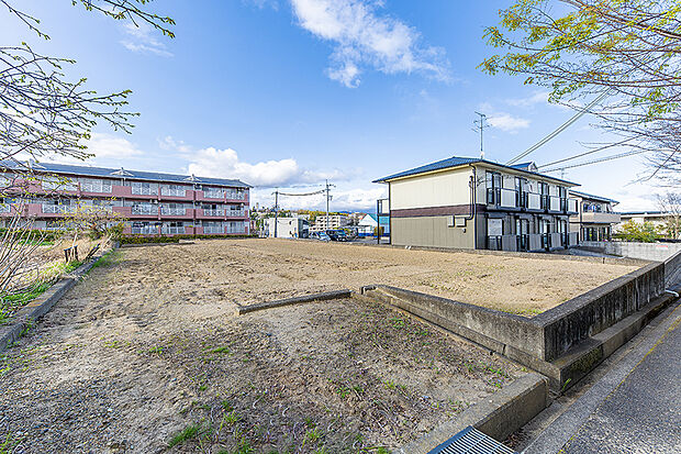 【現地周辺写真】
陽当たりもよく穏やかな地域ながら生活利便施設が身近に揃う暮らしやすさも備えた総５区画！