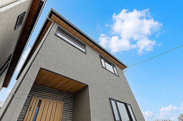 【弊社施工例／外観街並み写真】
コダワリの外観も自由設計なら自由自在♪様々なモデルハウスをご用意しておりますので、是非一度お気軽にご覧ください！