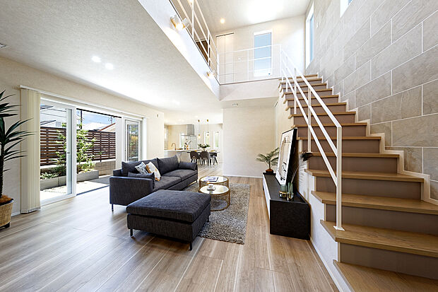 【【弊社施工例/リビング】】大きな吹抜を設けた開放的なリビング空間は生活に彩りと贅沢な時間を与えてくれます。