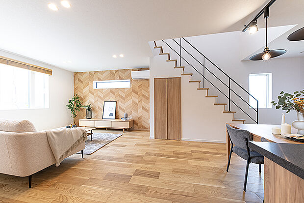 【【近くの分譲地で公開中のモデルハウス／LDK】】コダワリのLDK空間は、優しい光が差し込む贅沢な空間に。大切なひと時をご堪能いただけます。