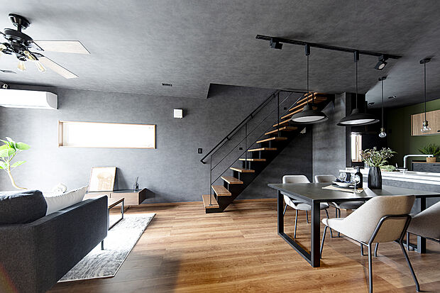 【【近くの分譲地で公開中のモデルハウス／LDK】】ゆったりとした開放感溢れるリビングは、ラグジュアリーなデザインで家族とのひと時を特別な時間に彩ってくれますね。