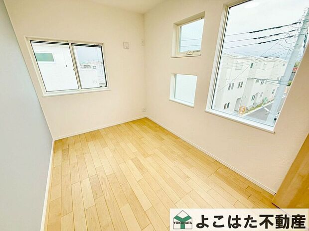 大きな窓から気持ちの良い陽光が差し込む居室。