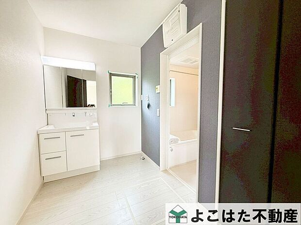 収納が設けられ、増えがちな日用品などすっきりと整理可能◎