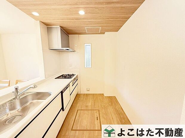 対面式のキッチンなのでリビングの様子を見ながら家事が出来るので安心!