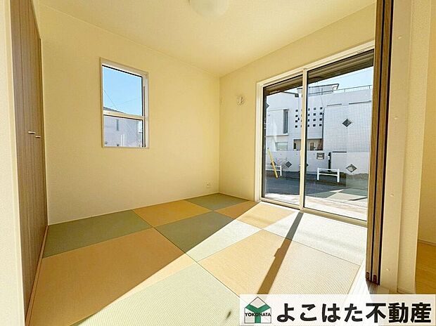 落ち着いた雰囲気の和室は、お子様の遊びスペースや来客時など柔軟にお使いいただけます。収納もあるため、整理整頓しやすく快適に過ごせます。