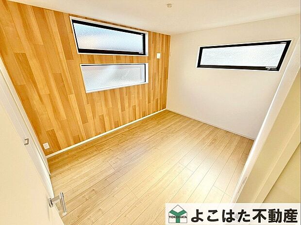 お子様の勉強やワーキングスペースとしても利用できますね。