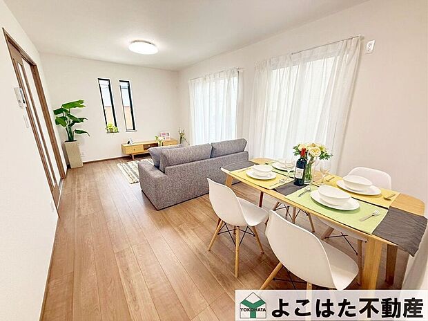 ご家族だんらんのスペースとなるリビング!窓が多くたっぷりの陽光を取り込みつつ、家具の配置にも配慮したプランニング。新生活に合わせて新しい家具を新調したくなりますね。