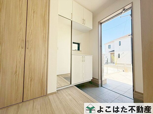 玄関回りは広くてすっきりしています。来訪者を迎え入れる場なので、やはりスペースにゆとりがあると何かと使い勝手が良いですね。