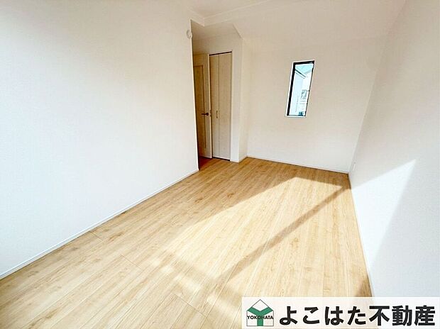 窓から差し込む自然光で一日中心地よく過ごせる空間。明るい室内は、家全体を包み込み、居心地の良さを実感できる空間。家具の配置もしやすく、整理整頓もしやすい設計です。