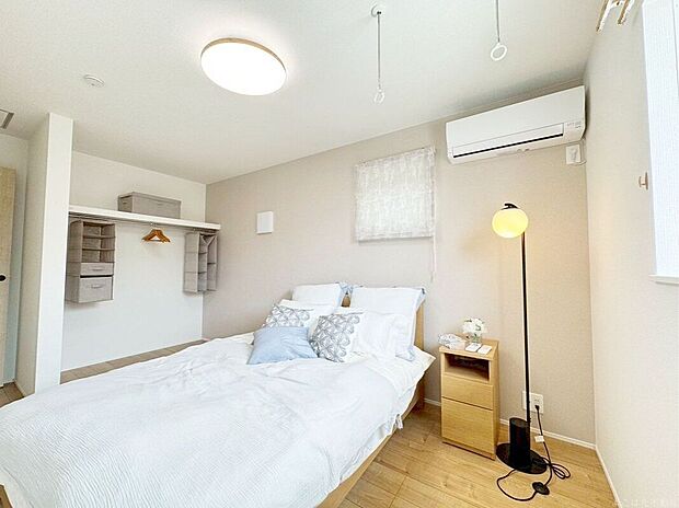 収納スペースも充実しているので主寝室に最適。たっぷり降り注ぐ陽光が気持ちいいですね。