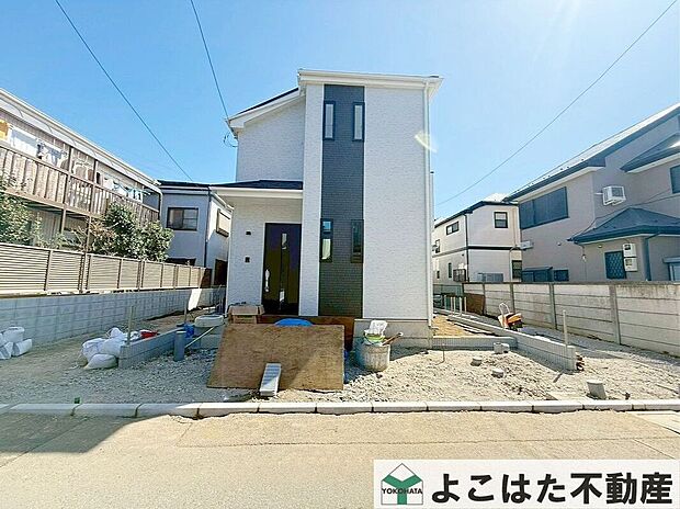 堂々とした雰囲気を醸し出す建物外観。洗練されたイメージの配色とデザインが印象的です。