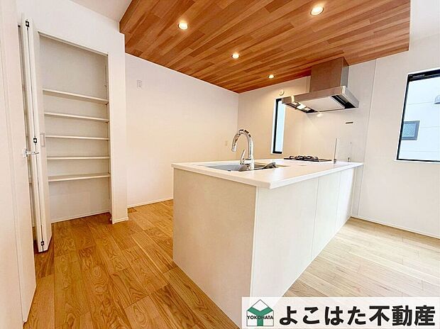 キッチン脇にパントリー（食物庫）を配置し、かさばりやすいストック品の整理にも困りません。