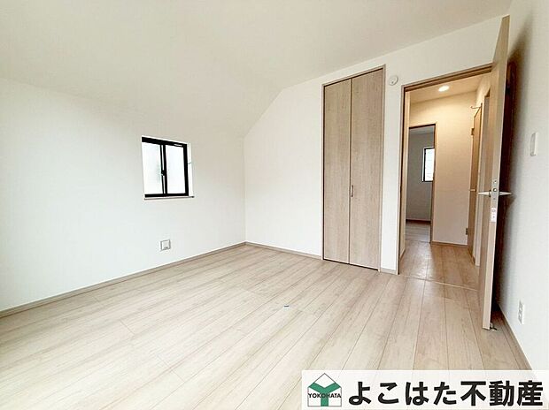 収納スペースも充実しているので主寝室に最適。たっぷり降り注ぐ陽光が気持ちいいですね。