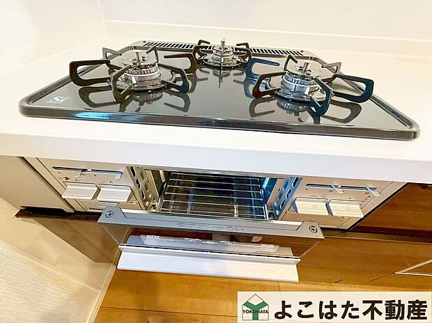 【その他設備】3口ガスコンロなので、煮物をしながら炒め物などの作業もスムーズにはかどります。お料理の効率が大幅にアップ。