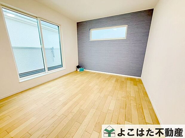 【室内】2面採光なので窓から気持ちの良い陽光が差し込む居室。