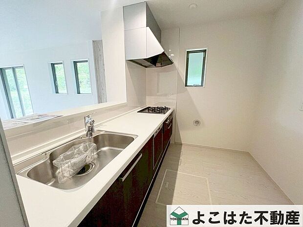 【キッチン】対面式キッチンなので料理をしながらリビングを見渡すことが出来ます。小さなお子様を持つご家庭も安心ですね。