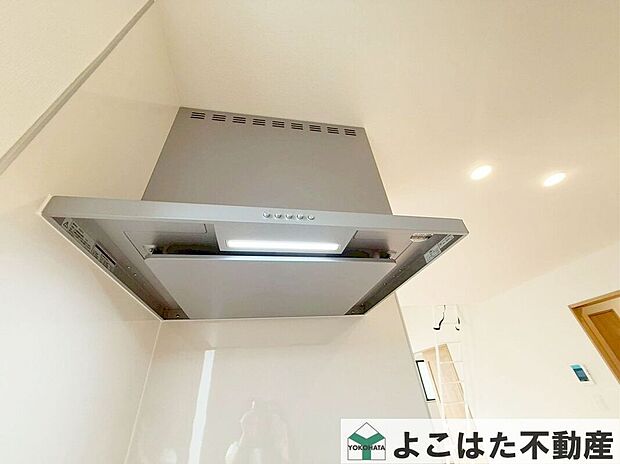 【その他設備】最新のスリムタイプのレンジフードは洗練されたスタイリッシュで、ノンフィルタータイプなので面倒なお手入れもいりません。