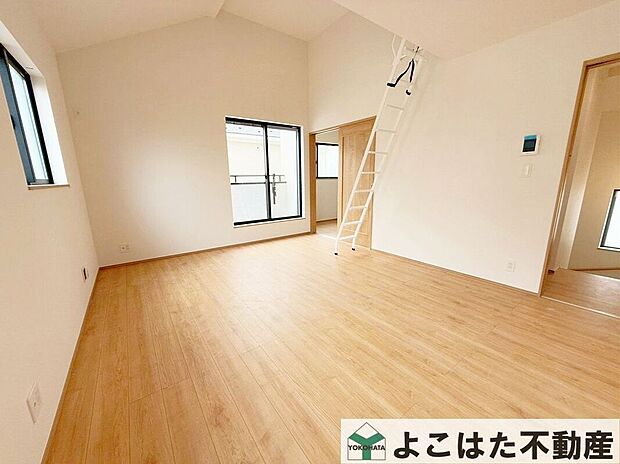 【リビング】広々したLDKに窓を多く配置することでお部屋全体が明るくなります。