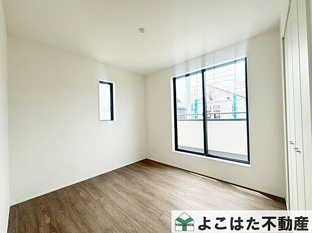 【室内】窓から差し込む自然光で一日中心地よく過ごせる空間。明るい室内は、家全体を包み込み、居心地の良さを実感できる空間。家具の配置もしやすく、整理整頓もしやすい設計です。