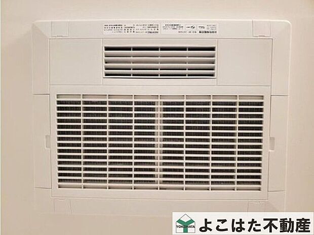 【その他設備】バスルームには浴室乾燥機が標準装備!雨の日のお洗濯に大活躍します。また、窓を開けずに換気できるので花粉対策や防カビにも有効ですね。